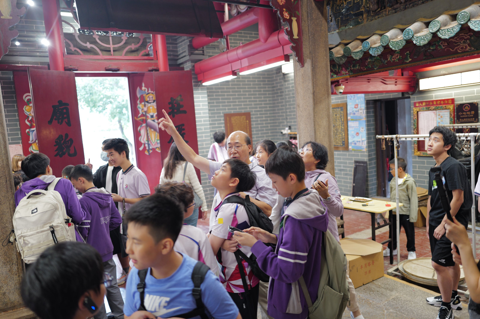 學生在中式廟宇內參觀及觀察建築細節。
