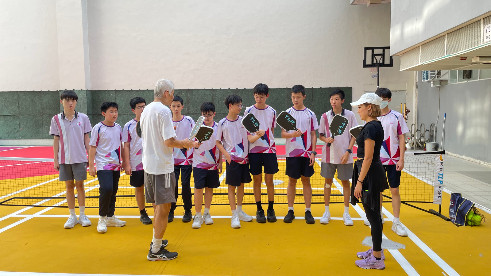 學生在球場上參與匹克球活動。