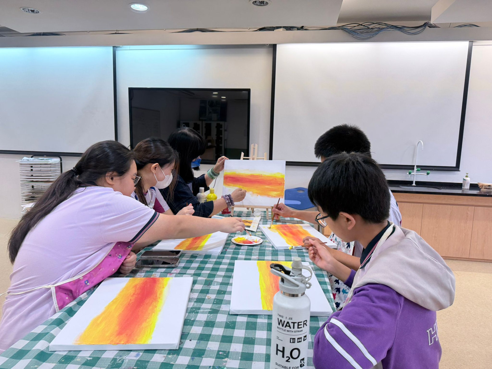 學生在藝術活動中進行繪畫創作。