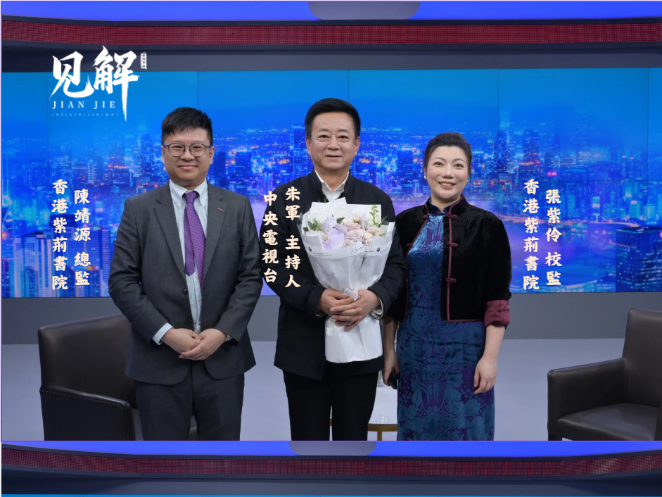 Three people posing together in a studio, with a bouquet and embedded Chinese names and role labels.